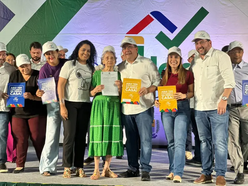 Governo do Estado entrega mais de 2 mil registros de imóveis a famílias de Teresina