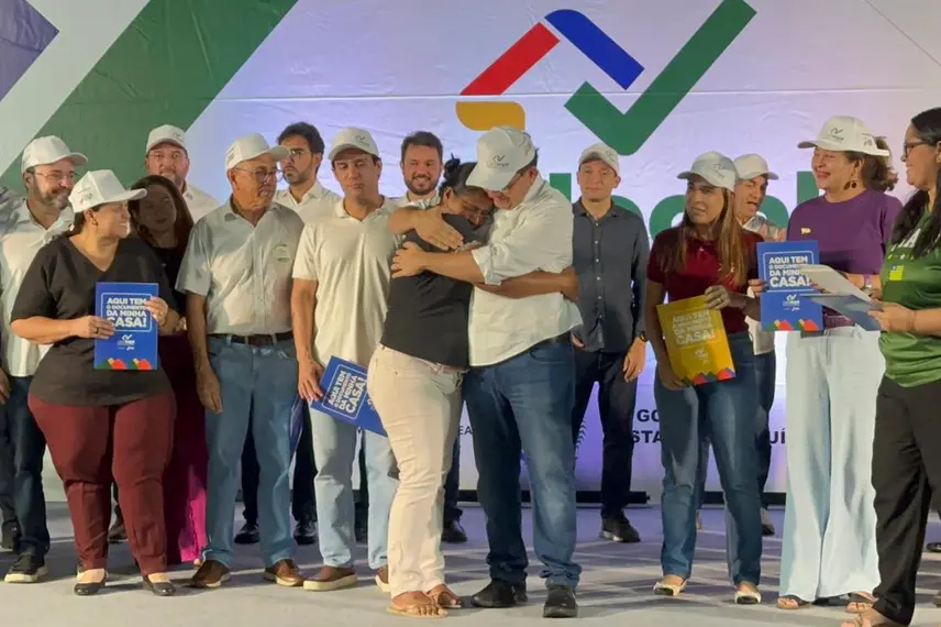 Governo do Estado entrega mais de 2 mil registros de imóveis a famílias de Teresina