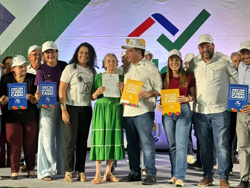 Governo do Estado entrega mais de 2 mil registros de imóveis a famílias de Teresina