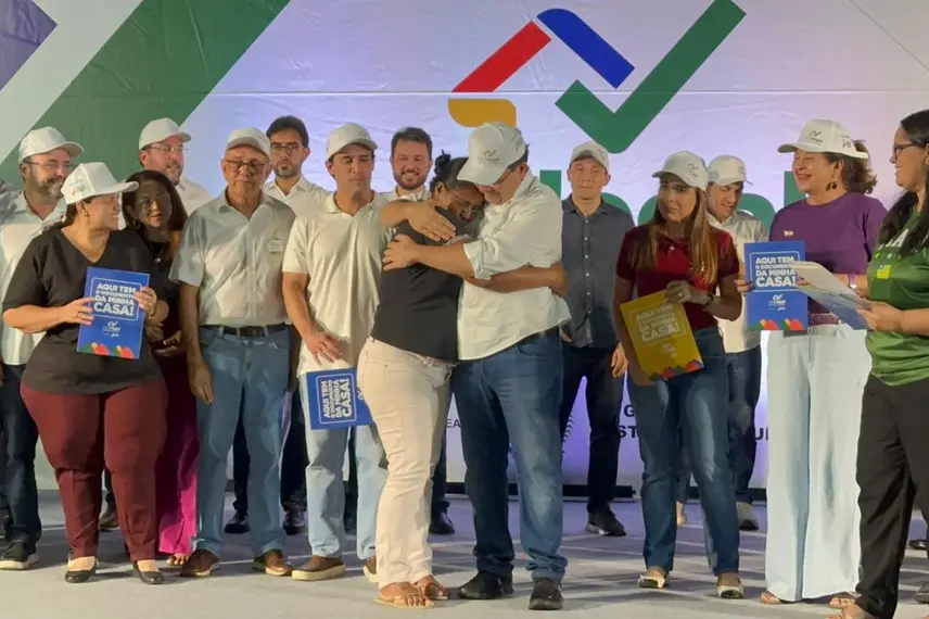 Governo do Estado entrega mais de 2 mil registros de imóveis a famílias de Teresina