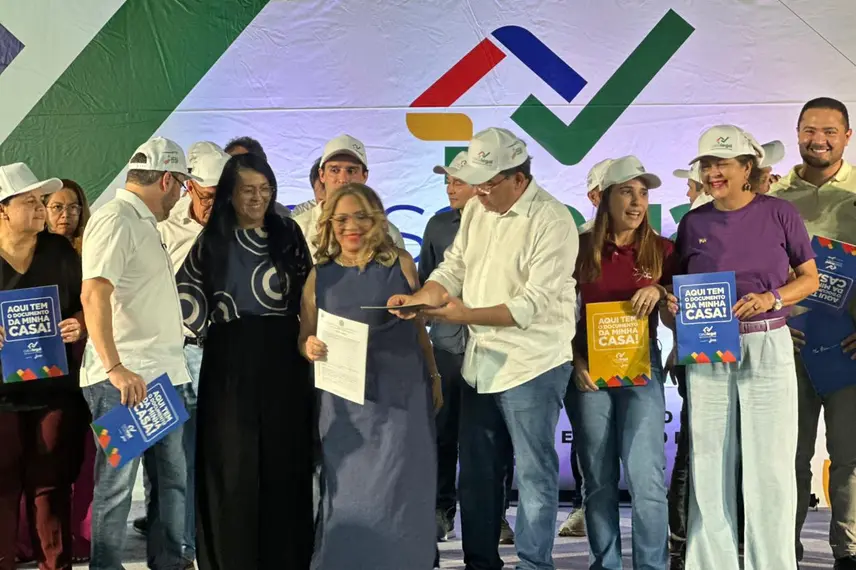 Governo do Estado entrega mais de 2 mil registros de imóveis a famílias de Teresina