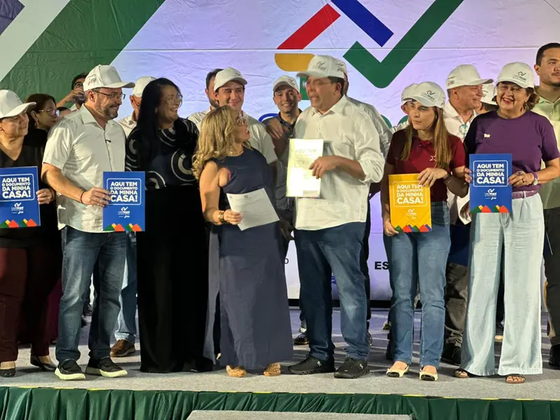 Governo do Estado entrega mais de 2 mil registros de imóveis a famílias de Teresina