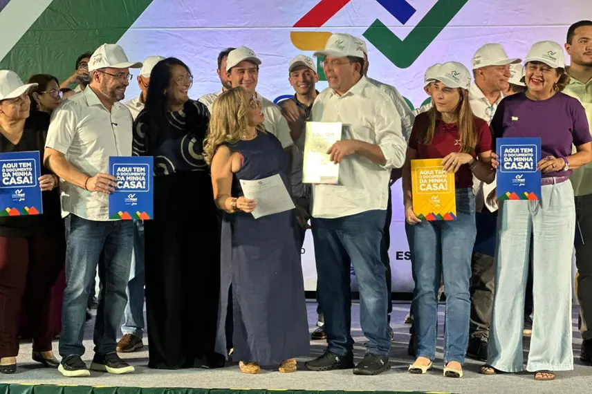 Governo do Estado entrega mais de 2 mil registros de imóveis a famílias de Teresina