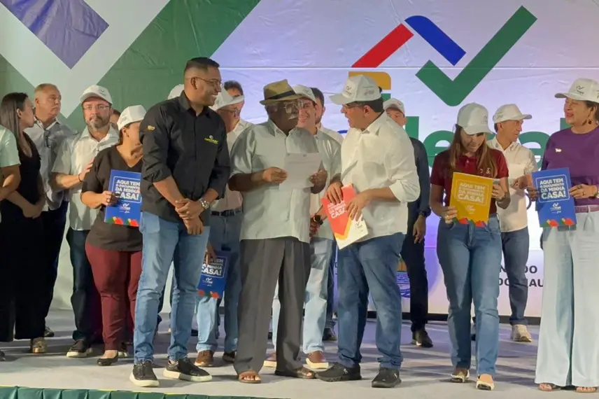 Governo do Estado entrega mais de 2 mil registros de imóveis a famílias de Teresina
