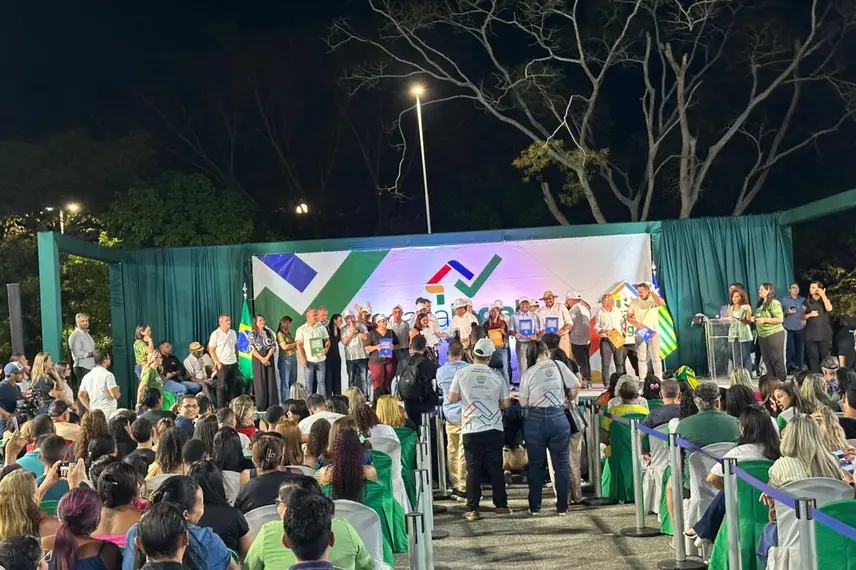 Governo do Estado entrega mais de 2 mil registros de imóveis a famílias de Teresina
