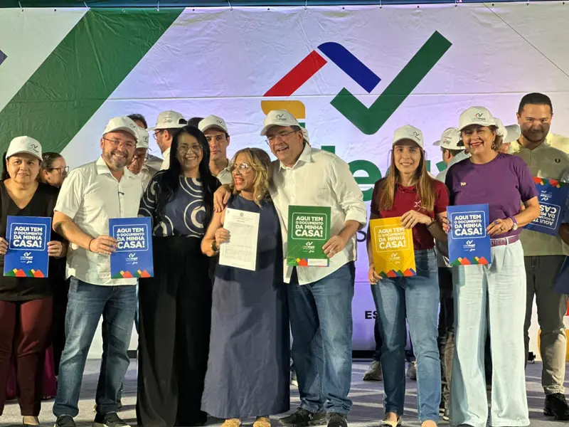 Governo do Estado entrega mais de 2 mil registros de imóveis a famílias de Teresina