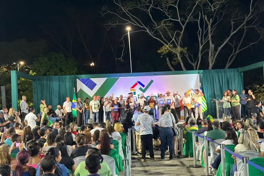 Governo do Estado entrega mais de 2 mil registros de imóveis a famílias de Teresina