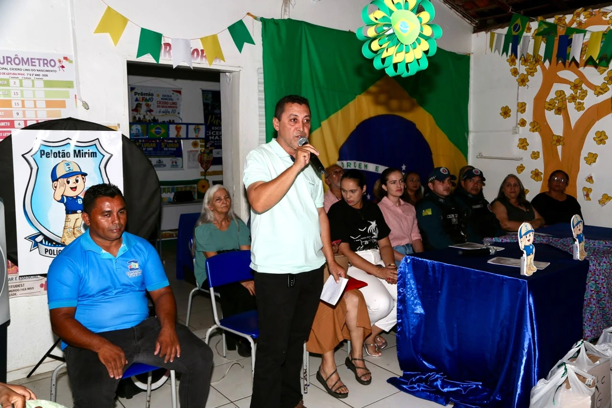 Hugo Napoleão implanta Pelotão Mirim e entrega uniformes aos primeiros alunos