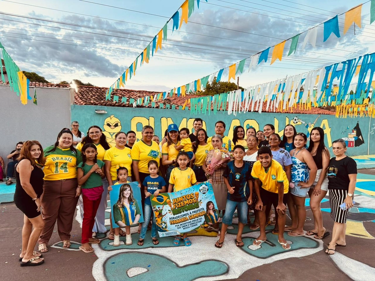 Ivanária Sampaio entrega prêmio do concurso 'Minha Rua na Copa' em Esperantina
