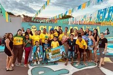 Ivanária Sampaio entrega prêmio do concurso 'Minha Rua na Copa' em Esperantina