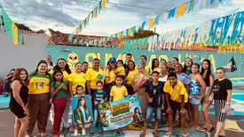 Ivanária Sampaio entrega prêmio do concurso 'Minha Rua na Copa' em Esperantina (Foto: Reprodução)