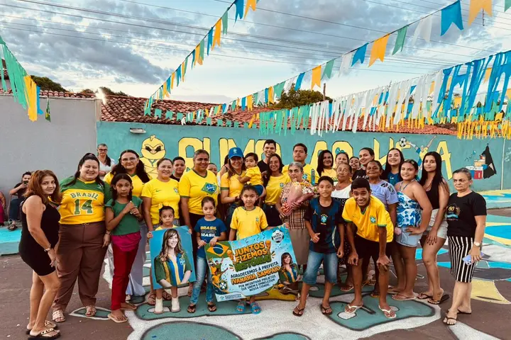 Ivanária Sampaio entrega prêmio do concurso 'Minha Rua na Copa' em Esperantina
