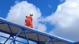 Jovem em crise mobiliza PM e Bombeiros sobre viaduto na BR-316 em Teresina (Foto: Conecta Piauí)
