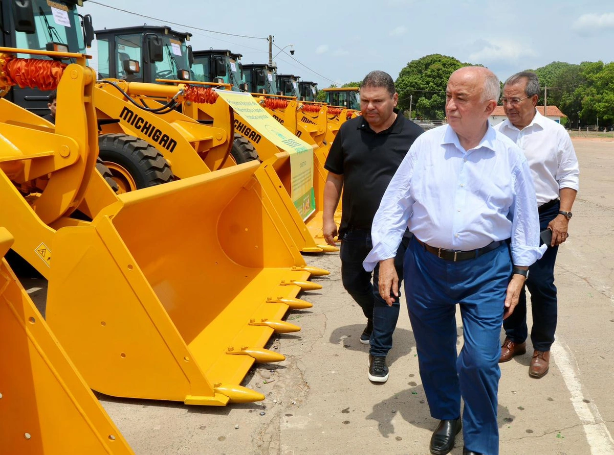 Júlio César entrega 20 máquinas para reforçar infraestrutura no interior do Piauí