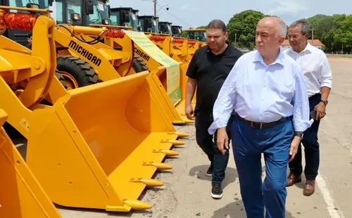 Júlio César entrega 20 máquinas para reforçar infraestrutura no interior do Piauí