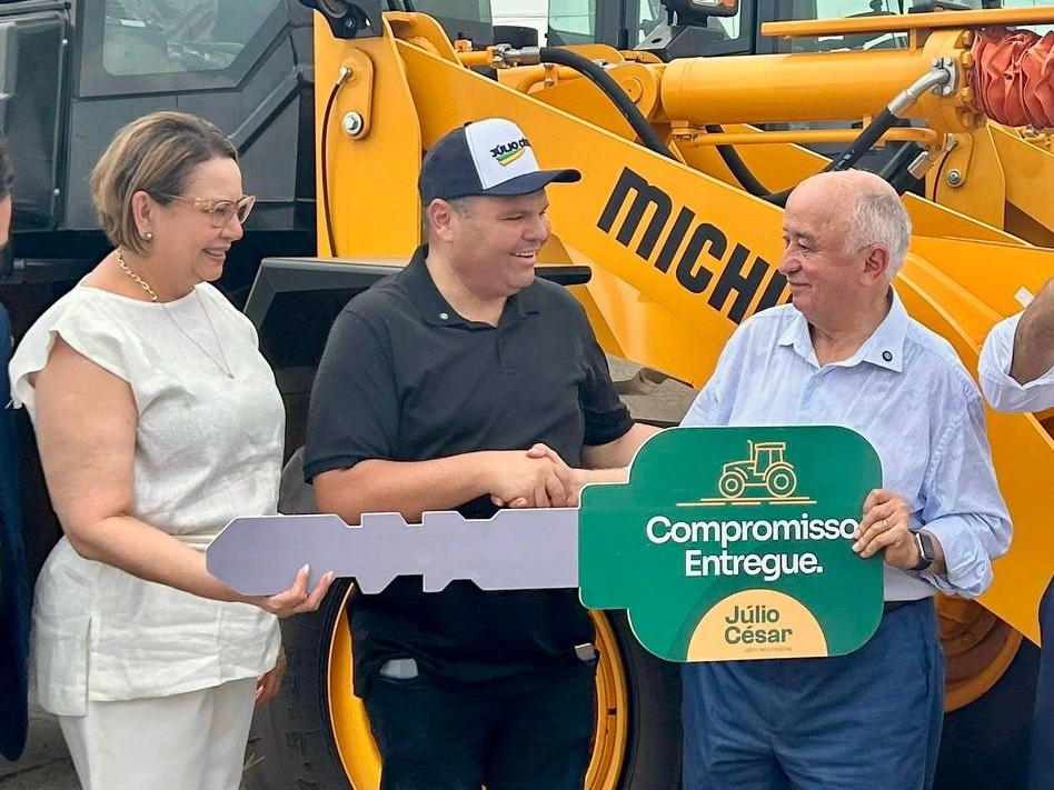 Júlio César entrega 20 máquinas para reforçar infraestrutura no interior do Piauí