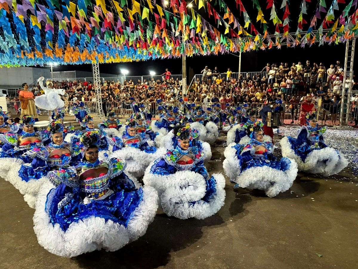 Junina São João Dourado na estreia do espetáculo 'Quebra-Cabeça'