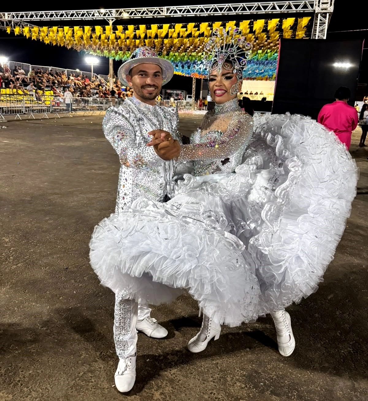 Junina São João Dourado na estreia do espetáculo 'Quebra-Cabeça'