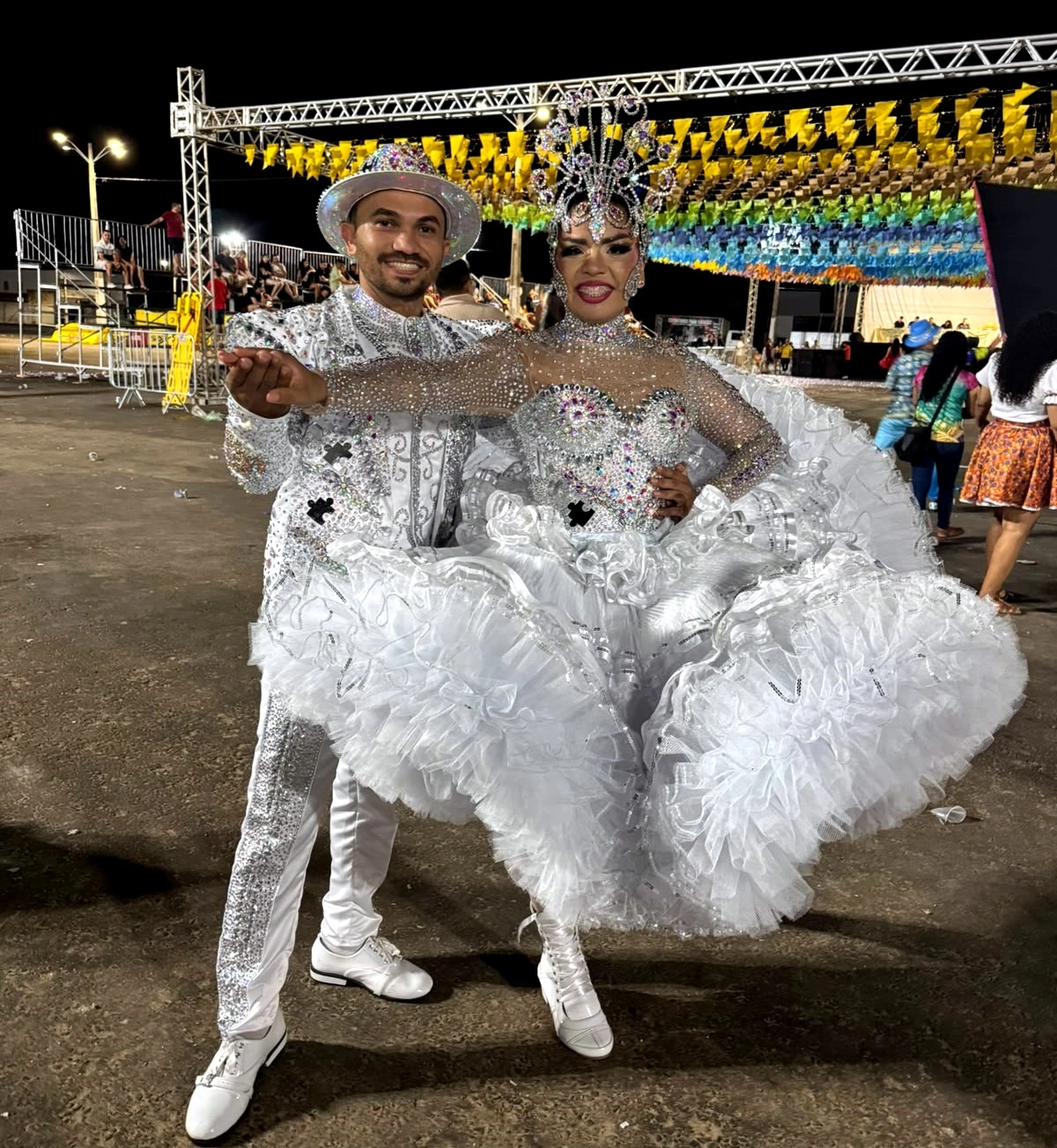 Junina São João Dourado na estreia do espetáculo 'Quebra-Cabeça'