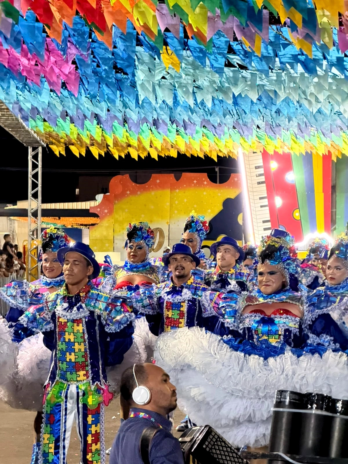 Junina São João Dourado na estreia do espetáculo 'Quebra-Cabeça'
