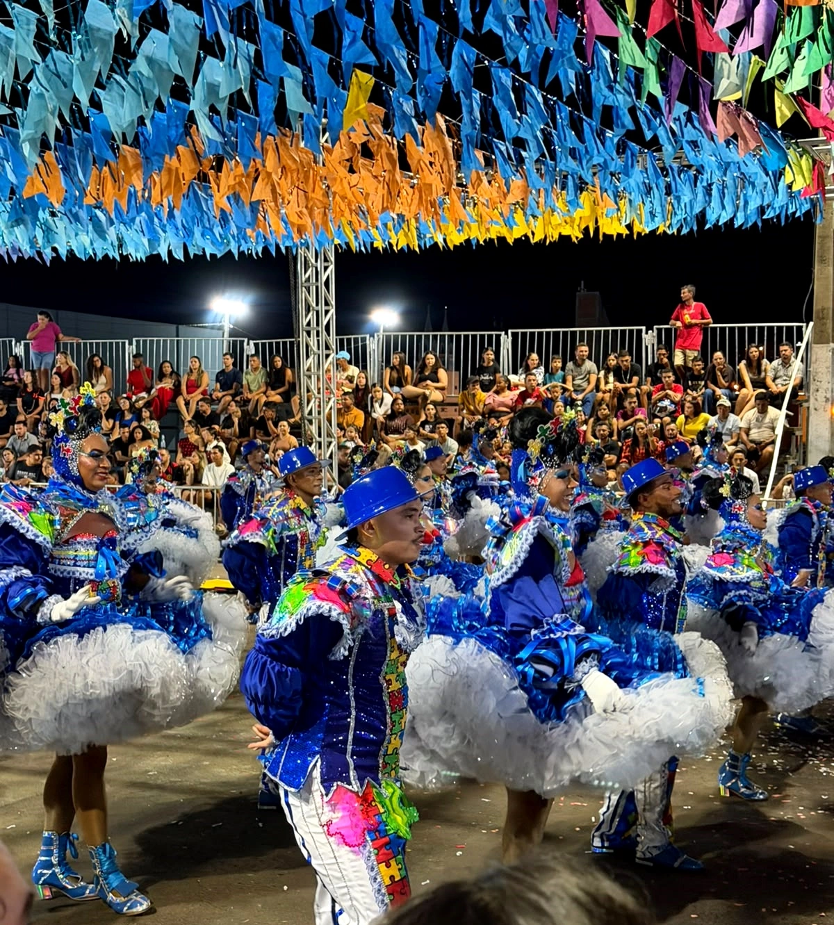 Junina São João Dourado na estreia do espetáculo 'Quebra-Cabeça'