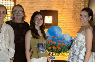 Karlena Araujo com as filhas Isabel Fonteles, Ludmila Araújo e as netas na CASACOR (Foto: Instagram)