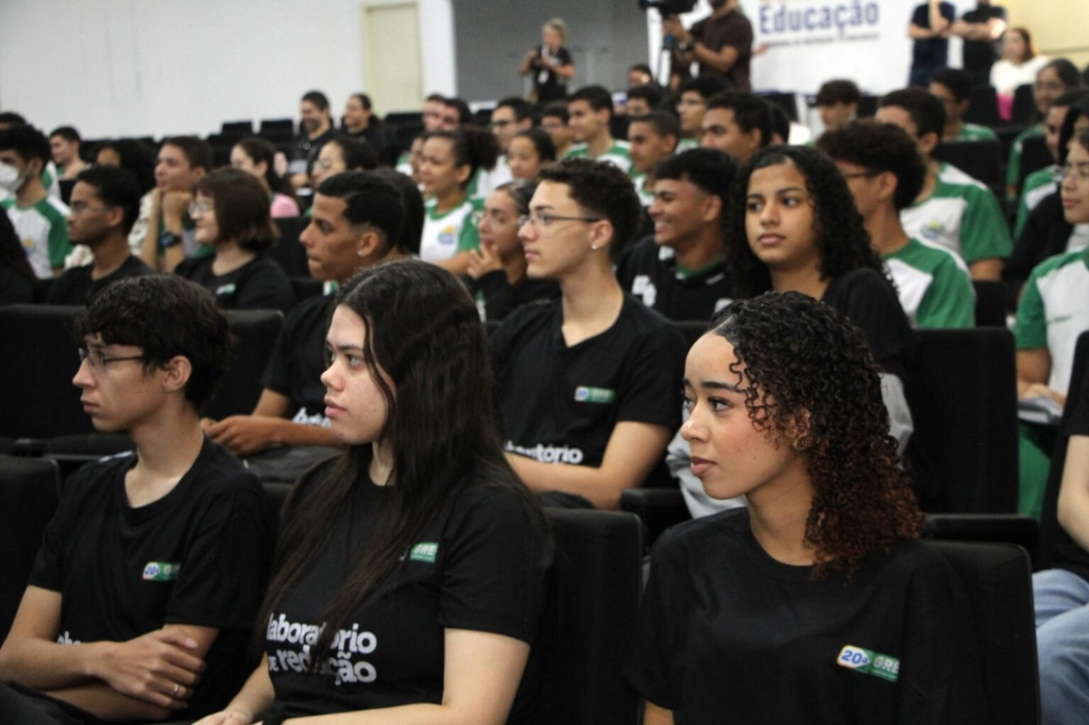 Mais de 1.200 estudantes iniciam preparação para alcançar nota mil no Enem