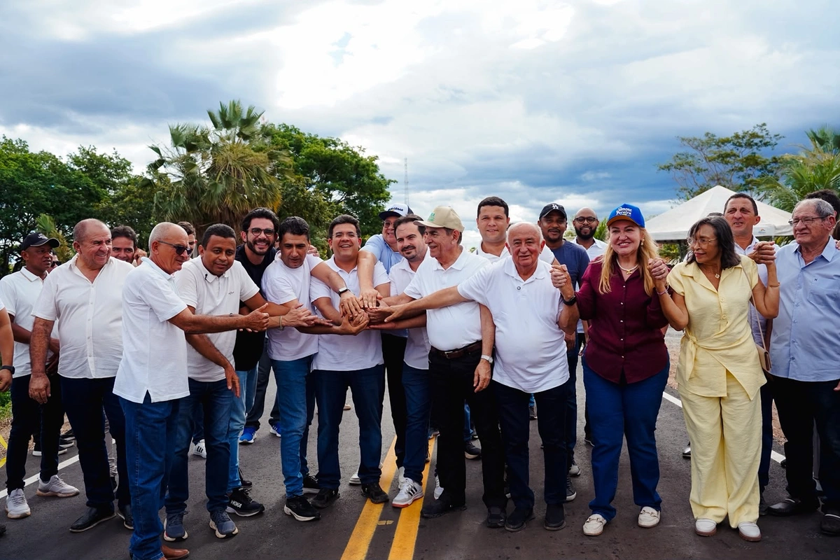 Marcelo Castro inaugura asfaltamento de avenida que dá acesso a Nazaré do Piauí
