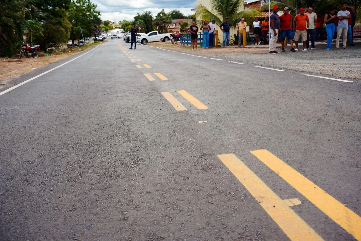 Marcelo Castro inaugura asfaltamento de avenida que dá acesso a Nazaré do Piauí