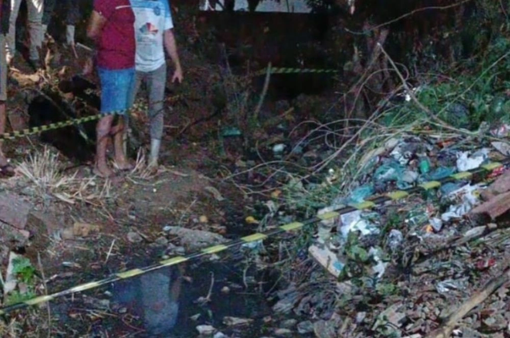 Menino de 1 ano e 9 meses é encontrado morto em esgoto nos fundos de casa no Piauí