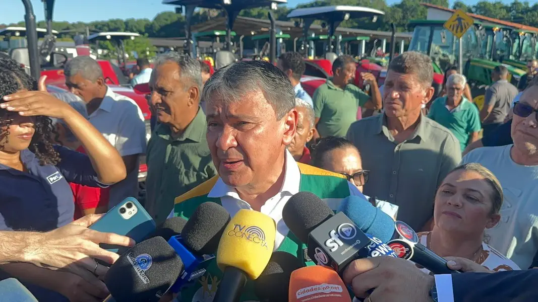 Ministro Wellington Dias realiza entrega histórica de veículos e tratores no Piauí