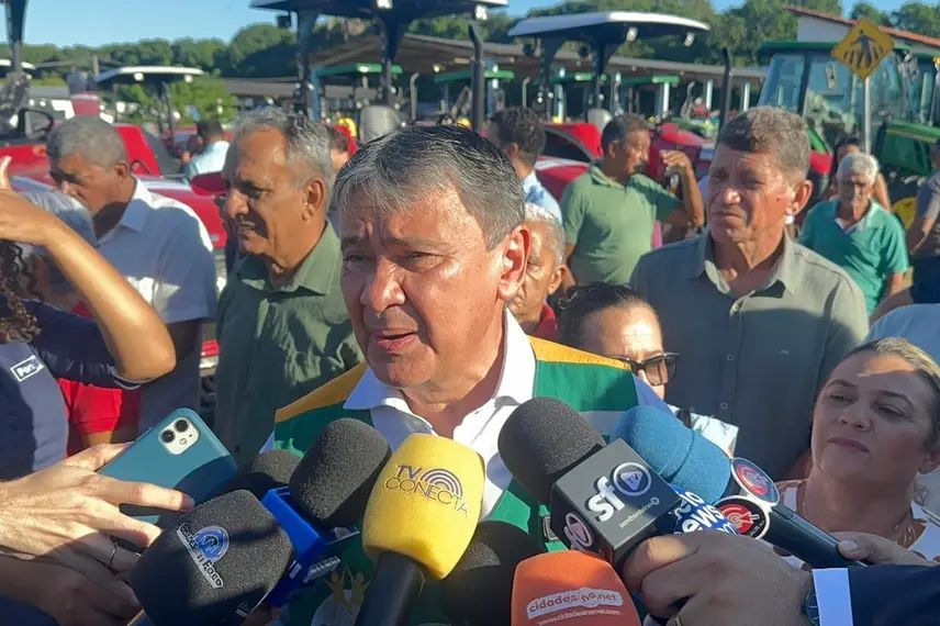 Ministro Wellington Dias realiza entrega histórica de veículos e tratores no Piauí