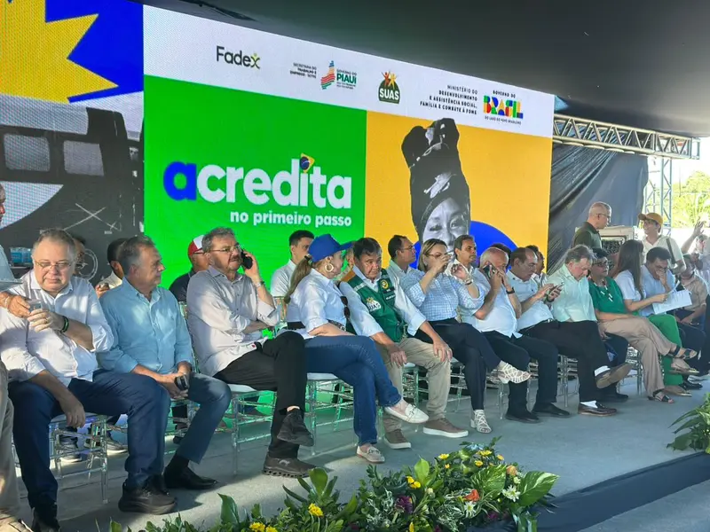 Ministro Wellington Dias realiza entrega histórica de veículos e tratores no Piauí
