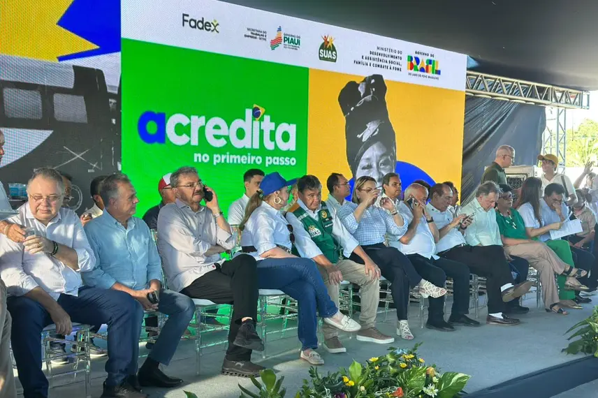 Ministro Wellington Dias realiza entrega histórica de veículos e tratores no Piauí