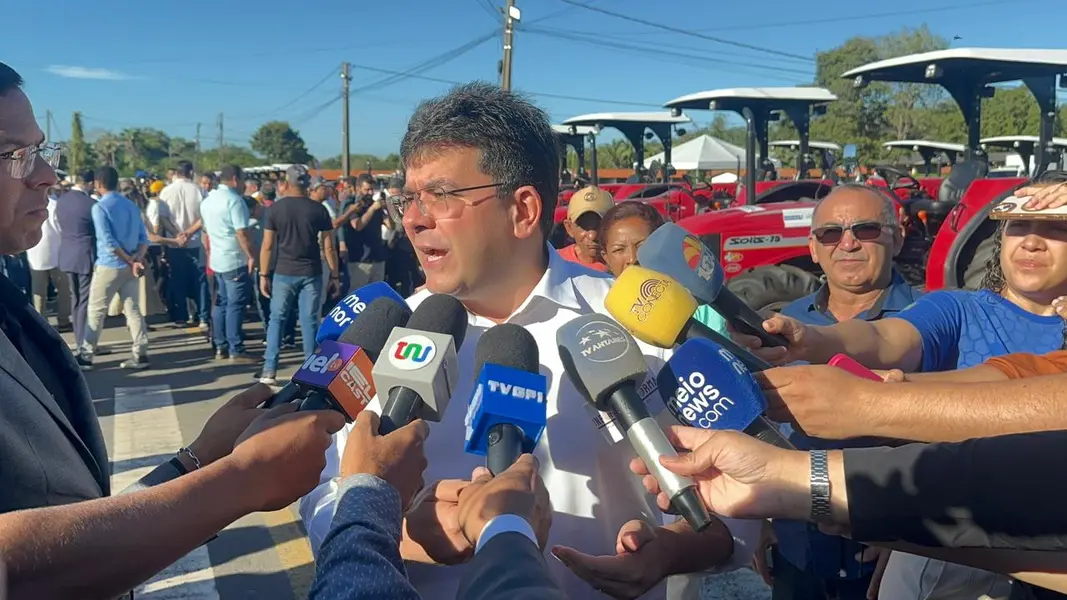 Ministro Wellington Dias realiza entrega histórica de veículos e tratores no Piauí