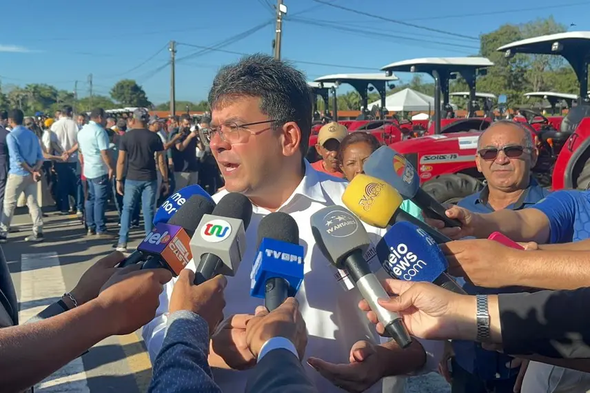 Ministro Wellington Dias realiza entrega histórica de veículos e tratores no Piauí