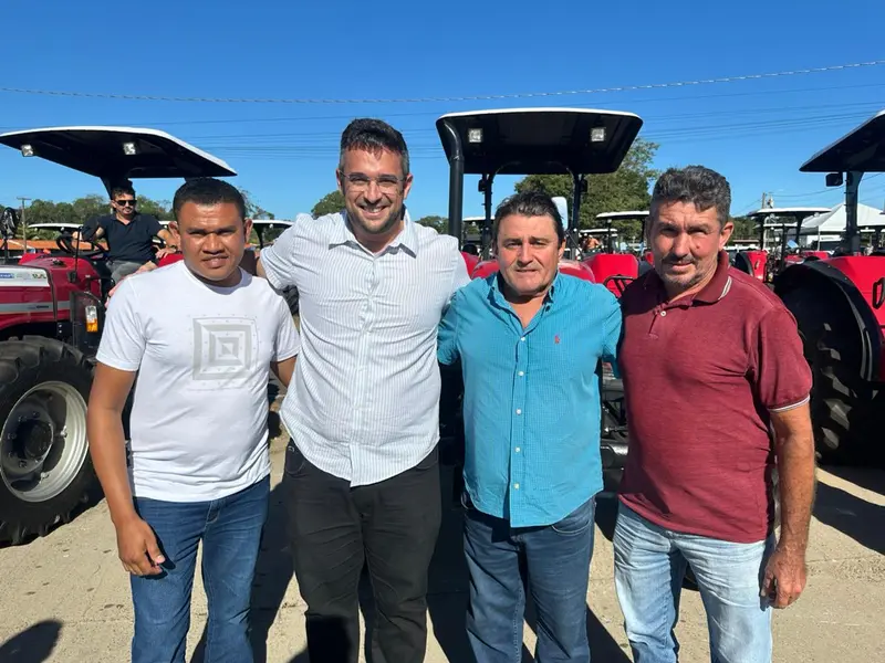 Ministro Wellington Dias realiza entrega histórica de veículos e tratores no Piauí