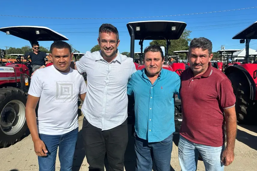 Ministro Wellington Dias realiza entrega histórica de veículos e tratores no Piauí