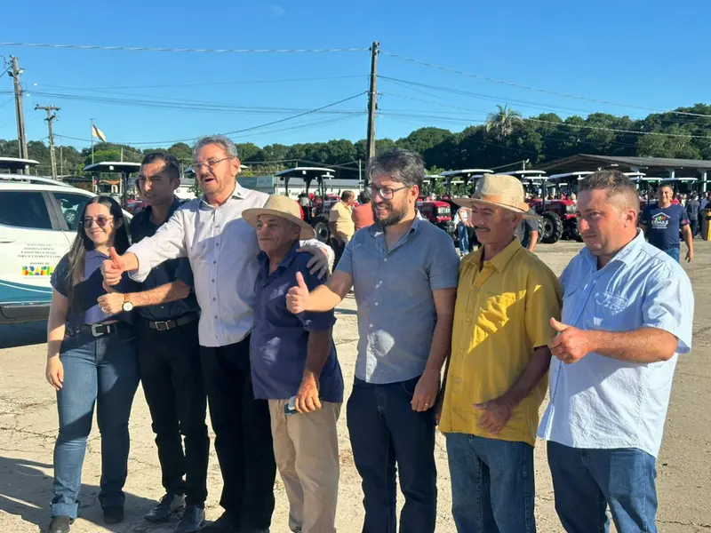 Ministro Wellington Dias realiza entrega histórica de veículos e tratores no Piauí