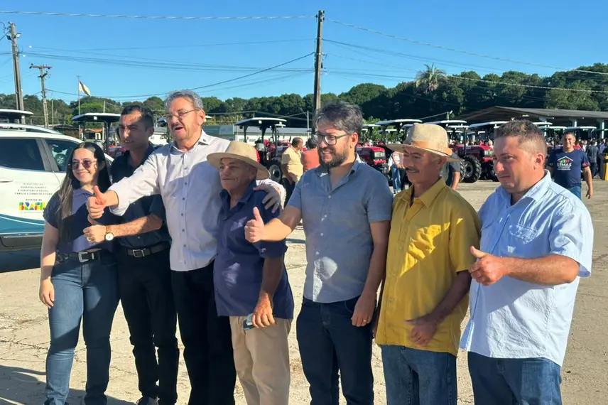 Ministro Wellington Dias realiza entrega histórica de veículos e tratores no Piauí
