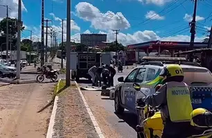 Motociclista morre em acidente na avenida Henry Wall de Carvalho, em Teresina (Foto: @fernando_2008)