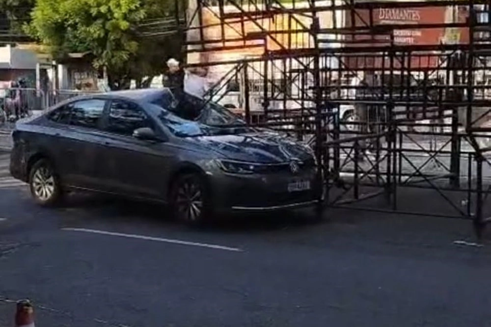 Motorista bate em arquibancada na avenida Marechal Castelo Branco, em Teresina