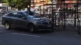 Motorista bate em arquibancada na avenida Marechal Castelo Branco, em Teresina (Foto: Reprodução)
