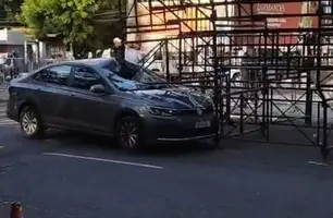 Motorista bate em arquibancada na avenida Marechal Castelo Branco, em Teresina (Foto: Reprodução)