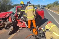 Motorista fica preso às ferragens após grave acidente na BR-230, no Sul do Piauí