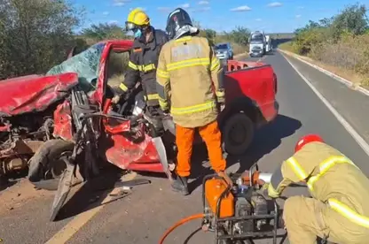 Motorista fica preso às ferragens após grave acidente na BR-230, no Sul do Piauí
