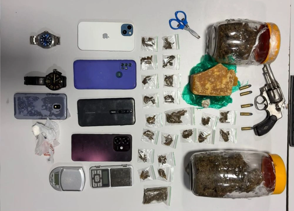 Mulher é presa com arma, drogas e balanças de precisão em Teresina