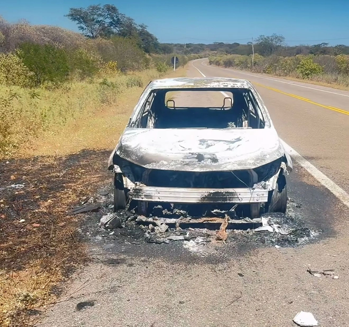Onix é encontrado completamente destruído pelo fogo em Várzea Branca