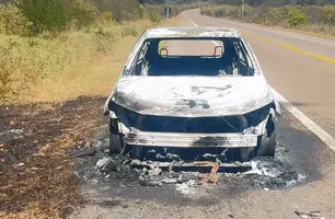 Onix é encontrado completamente destruído pelo fogo em Várzea Branca (Foto: Reprodução)