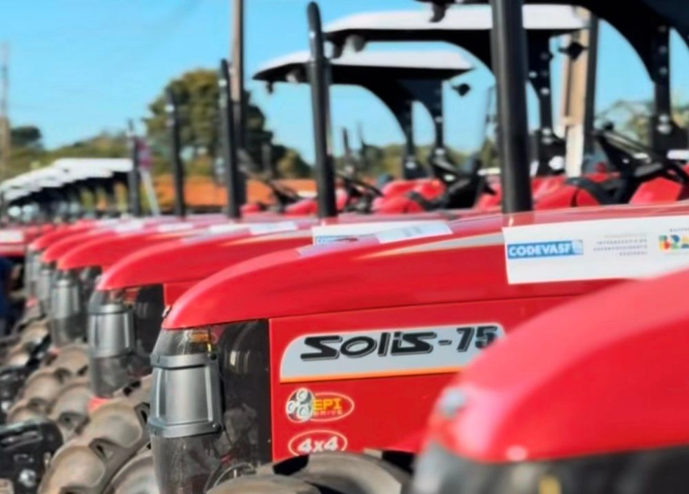Paulistana recebe dois tratores para fortalecer a agricultura familiar